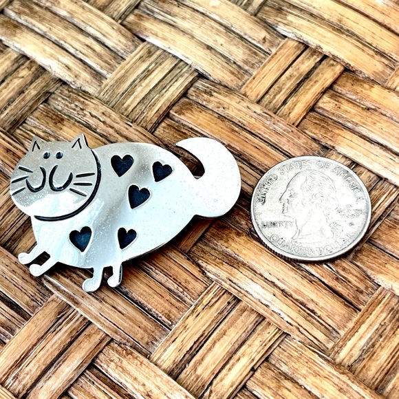 Sterling Fat Cat Brooch with Heart Accents - Picture 4 of 10
